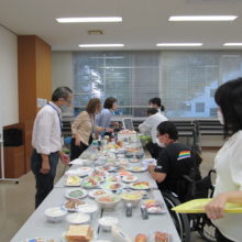 食品サンプルをトレーに載せます。