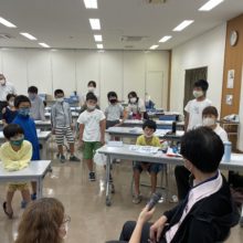 実演を見守る子供たち